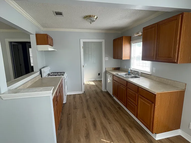 178 Iris St — Photo 4