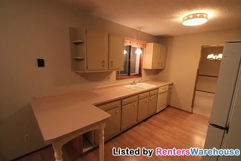 4204 Victoria St N — Photo 4