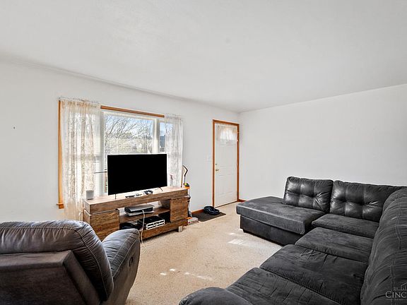 4th image of 142 Barrington Dr