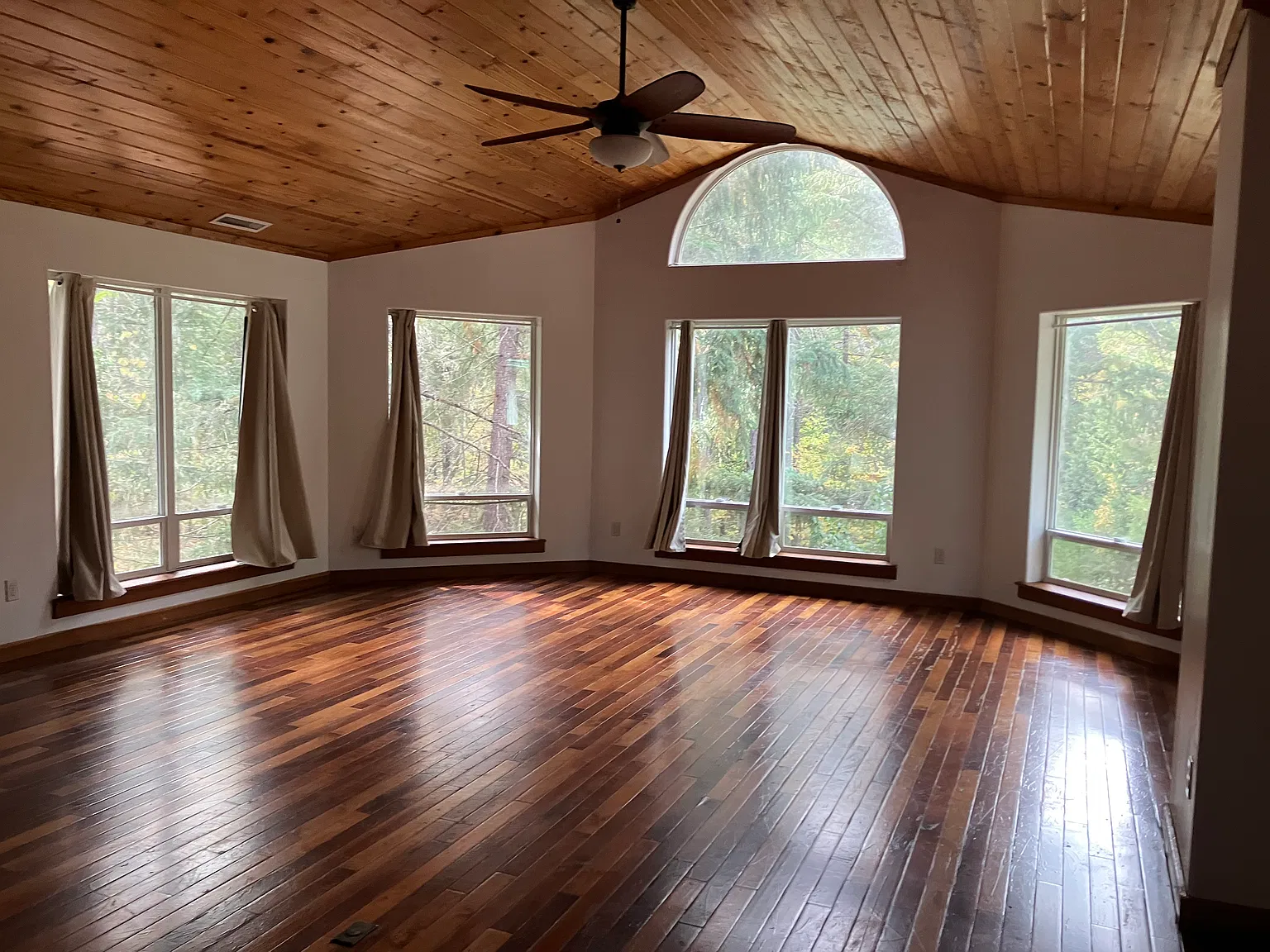 2 bed, 1.5 bath, 2800 sqft, $1,700 — Photo 4