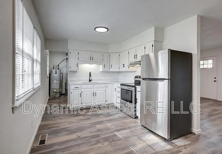 204 E 24th St — Photo 2