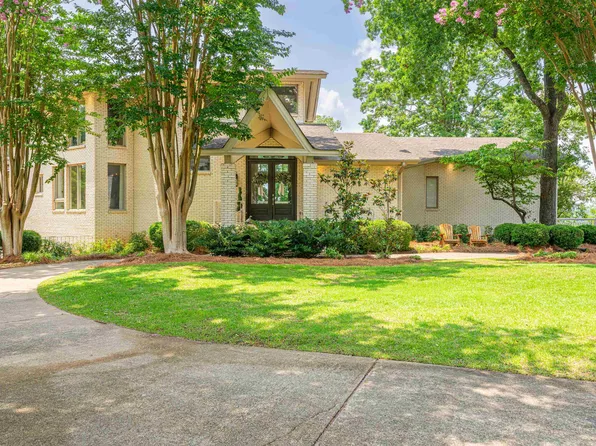 110 Holland Dr, Sheffield, AL 35660