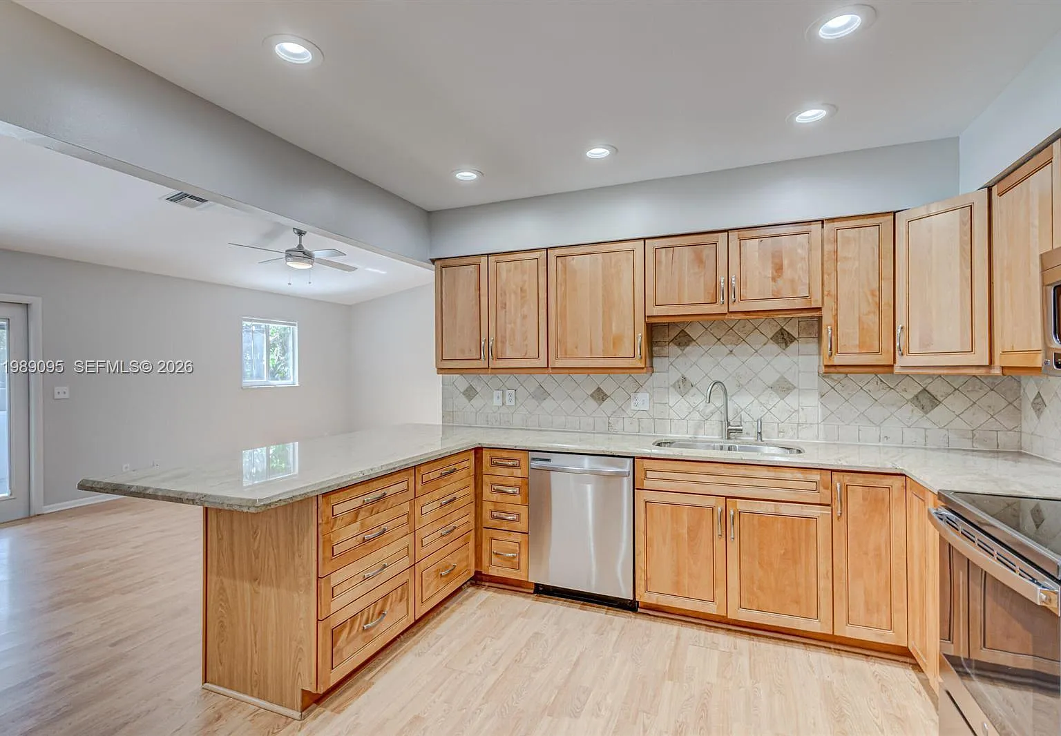 4 bed, 2.0 bath, 1710 sqft, $4,200 — Photo 3