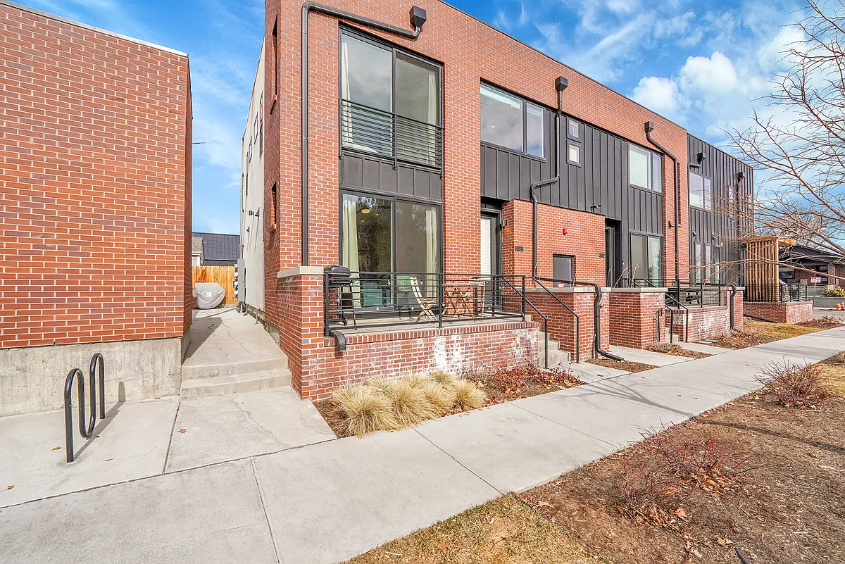 Building Photo - 2045 W 42nd Ave