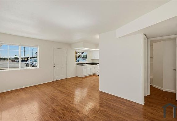 4th image of 45 N Phyllis #109