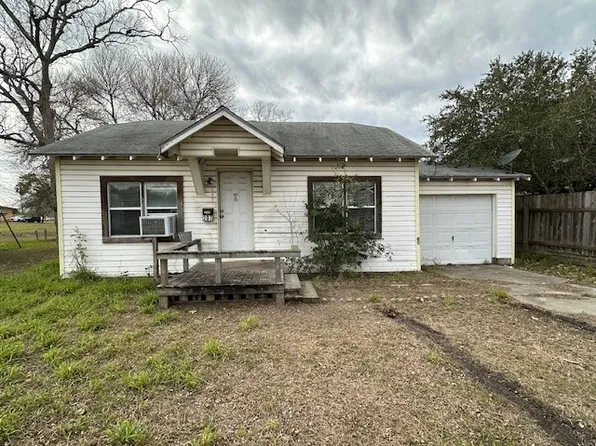 207 N Oneal Ave, Sinton, TX 78387