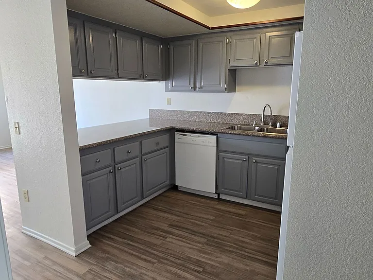 Plymouth Manor Apts — Photo 14