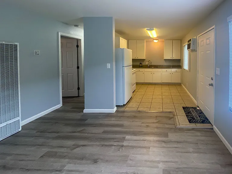 906 Dainty Avenue — Photo 12
