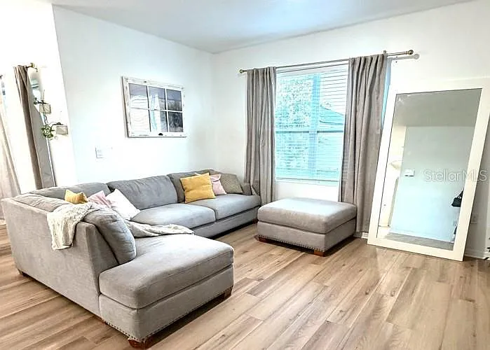 4 bed, 2.0 bath, 1867 sqft, $2,300 — Photo 2