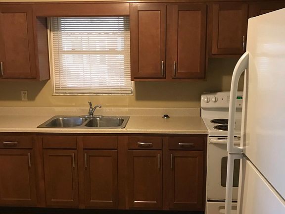 2nd image of 1919 Dixie Garden Dr