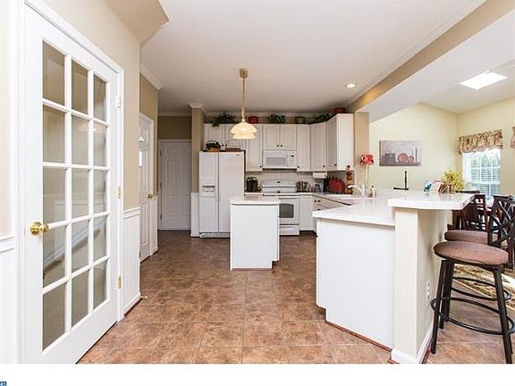5th image of 402 Flower Hall Dr