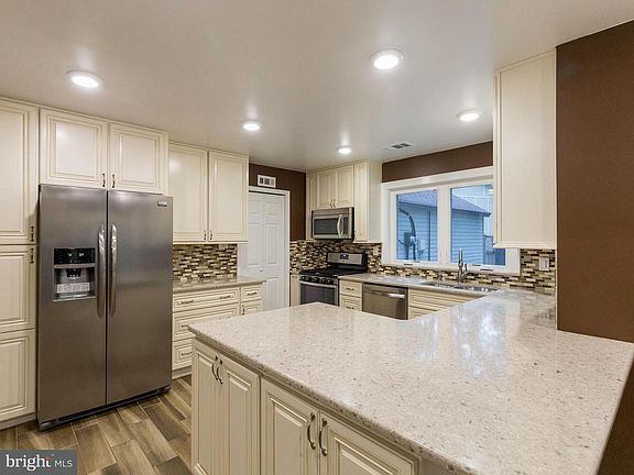 3rd image of 75 Newport Ct