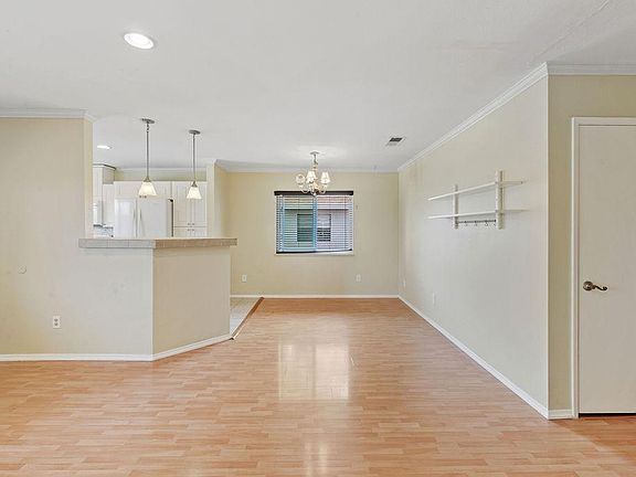 5th image of 2536 S Laurelwood