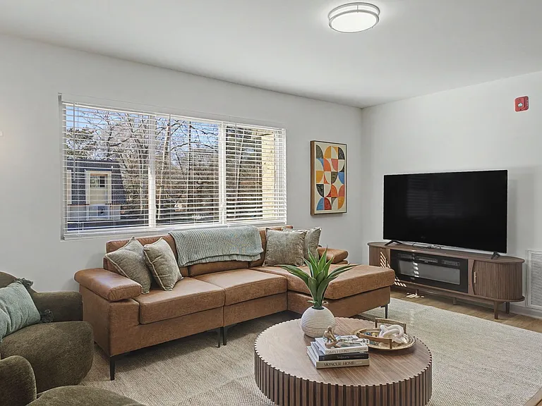 1128 W College St — Photo 2
