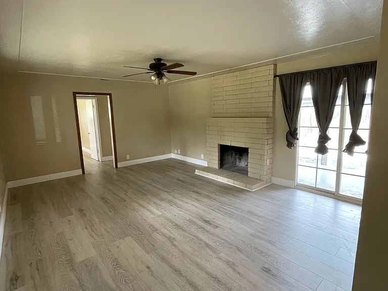 3940 N Maroa Ave — Photo 2