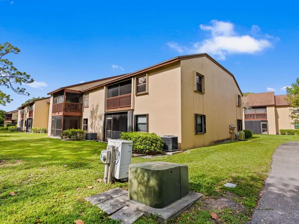 402 Lakeview Drive E, Royal Palm Beach, FL 33411