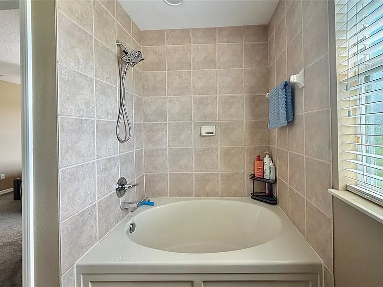 1720 Retreat View Cir — Photo 17