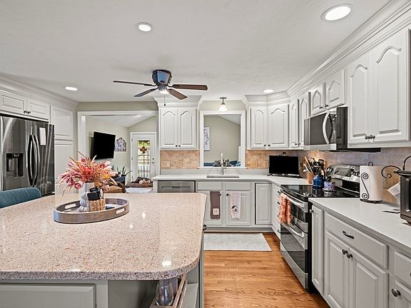 5th image of 21 Corinth Dr