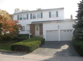 3 Dartmouth Dr #3, Glen Cove, NY 11542