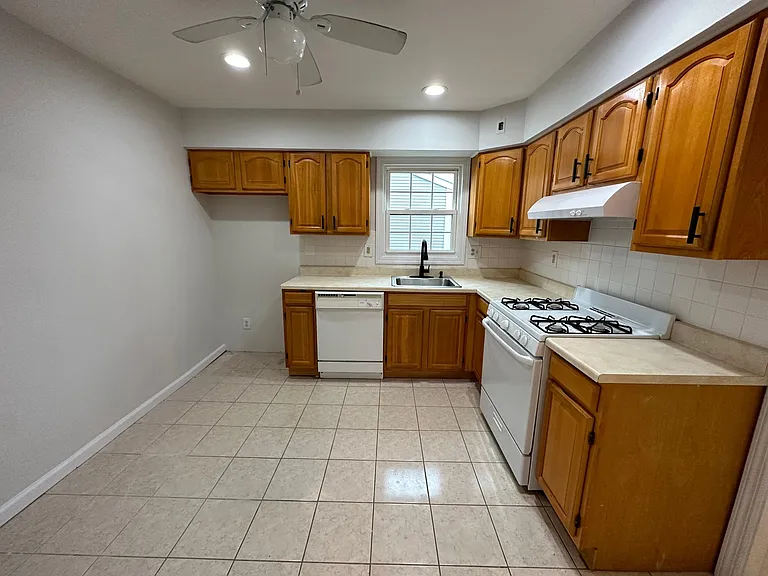 1215 Biscayne Blvd #2 — Photo 11