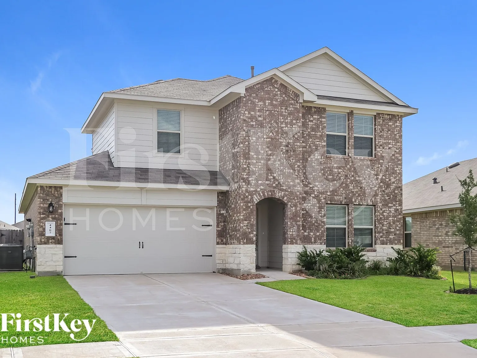 5 bed, 3.0 bath, 2819 sqft, $2,340 — Photo 2