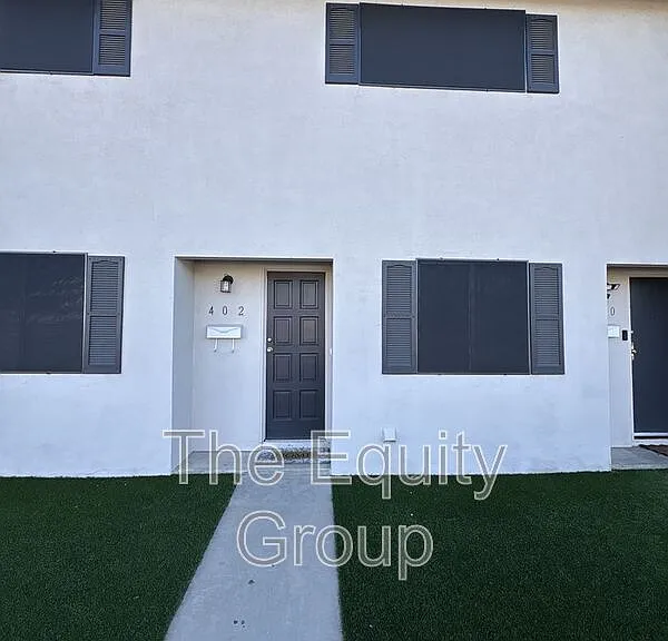 402 N West St — Photo 2