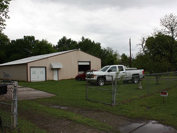 Large shop with bathroom