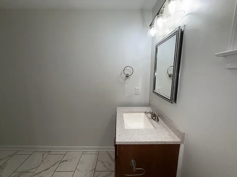 212 Romney St — Photo 16