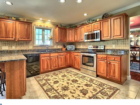 5th image of 101 Fox Hill Dr