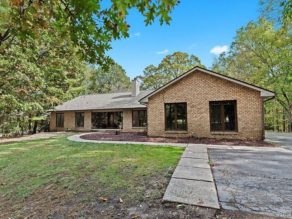1st image of 3477 Moraine Dr
