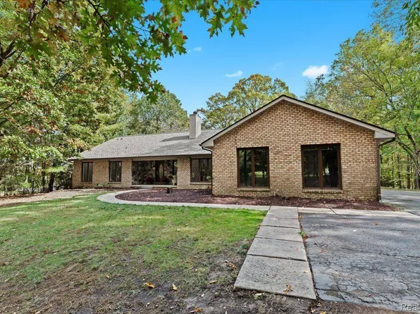 3477 Moraine Dr, Brighton, MI 48114