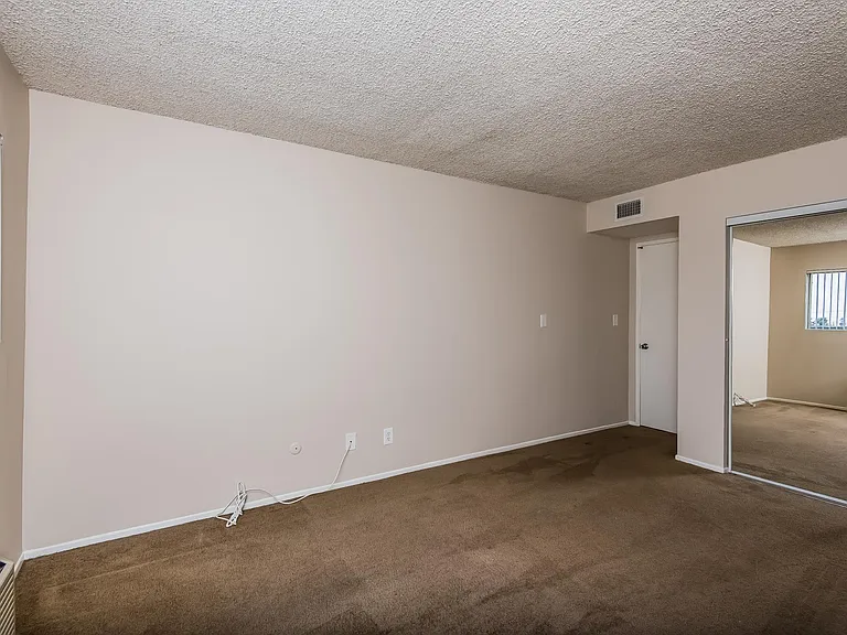 220 E Live Oak St — Photo 19