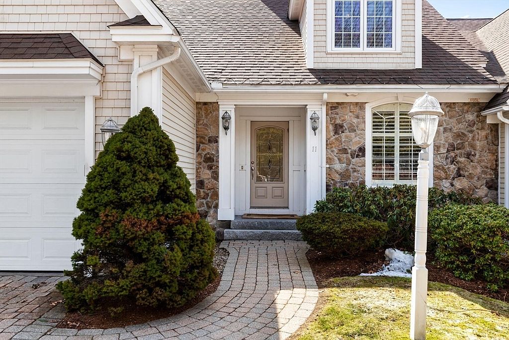 11 Swan Ln #11