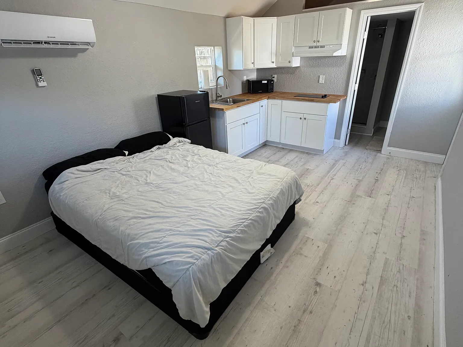 Studio, 300 sqft, $1,050 — Photo 2