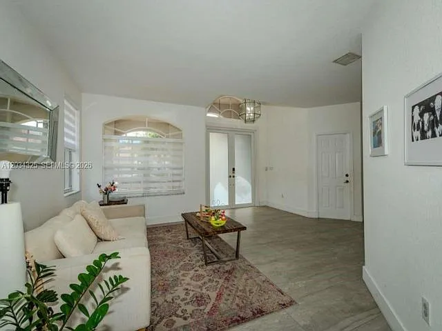 3 bed, 2.0 bath, $6,500 — Photo 2