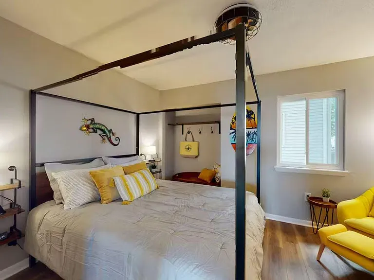 Decorative ceiling fan with additional lighting