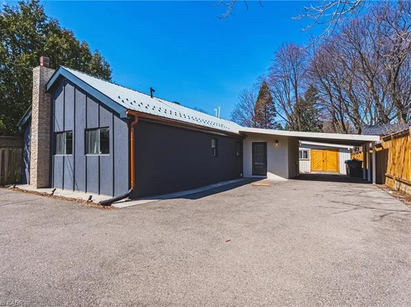 121 Paisley Blvd E, Mississauga, ON L5A 1P6