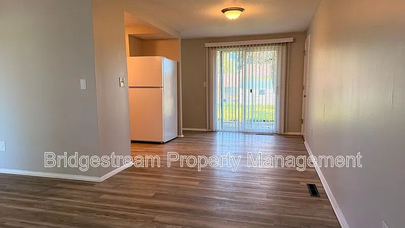 3 bed, 2.0 bath, 1080 sqft, $1,550 — Photo 3