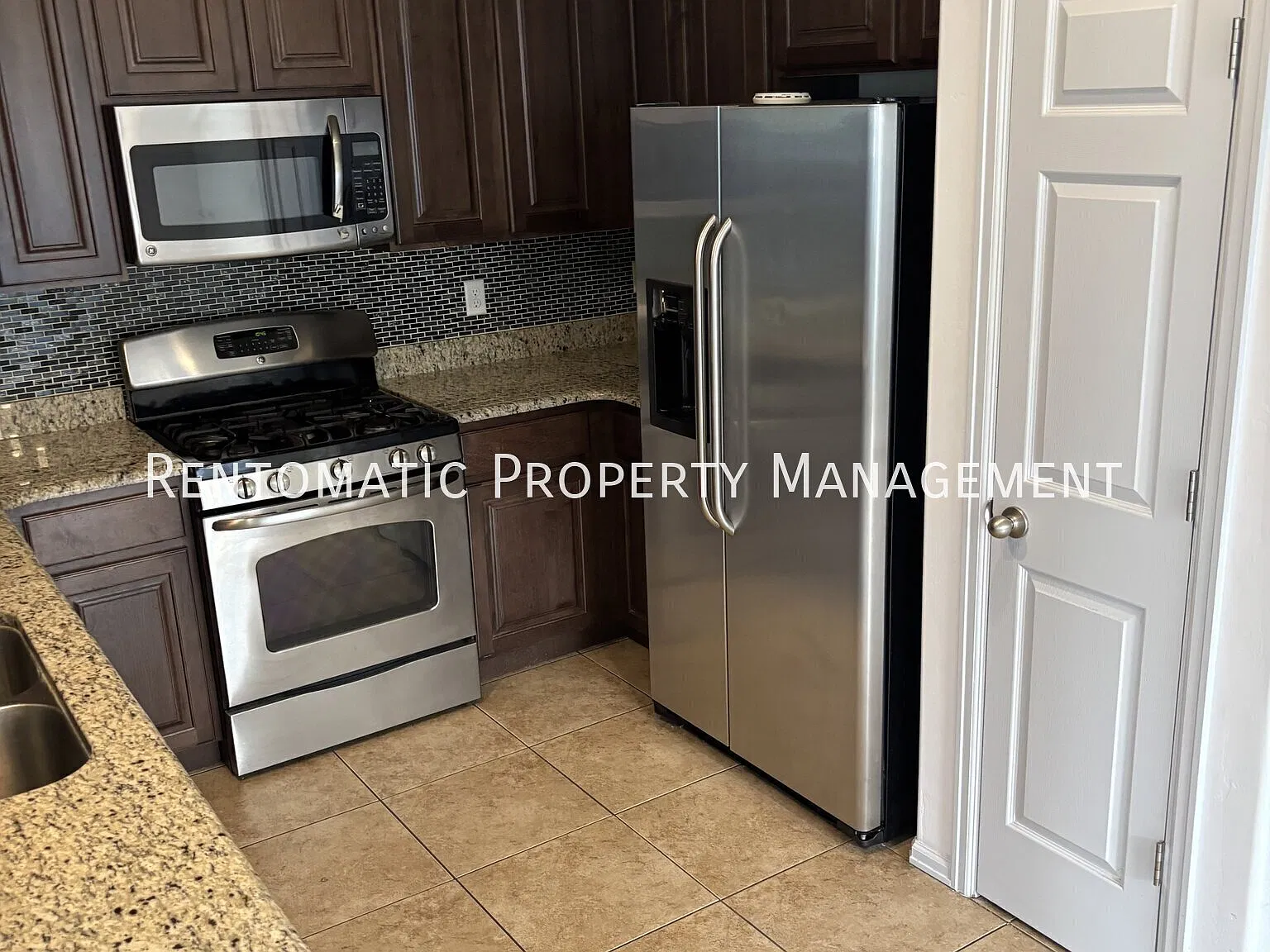 4 bed, 3.5 bath, 2550 sqft, $2,599 — Photo 2