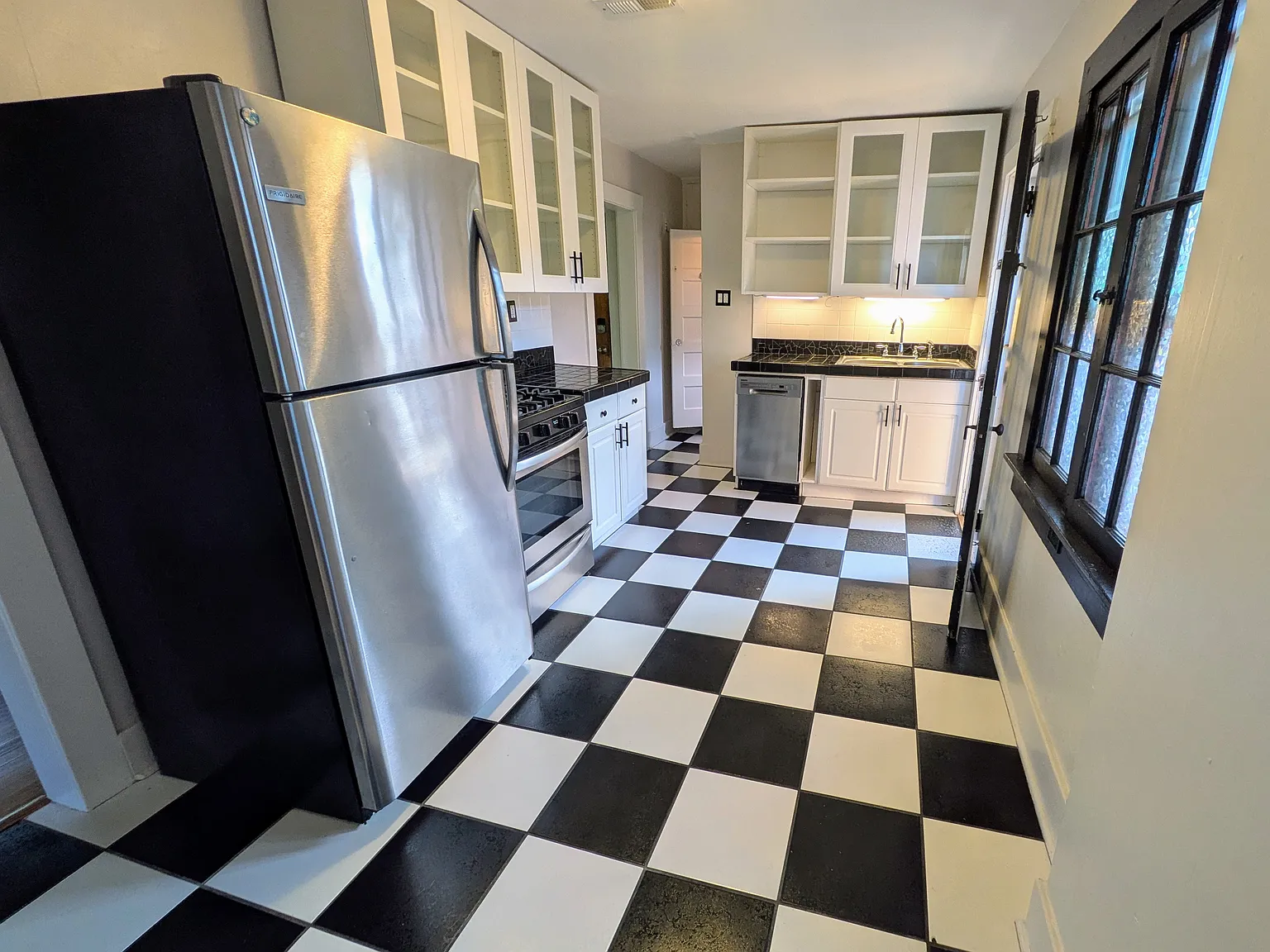 1 bed, 750 sqft, $1,699 — Photo 2