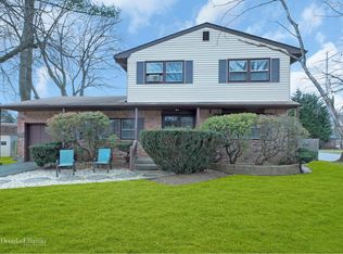 116 Truxton Rd, Dix Hills, NY 11746