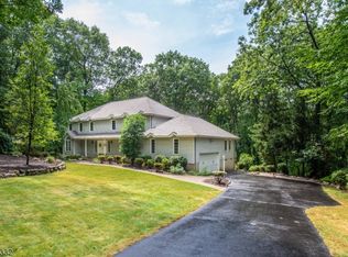 16 Round Hill Rd, Kinnelon, NJ 07405