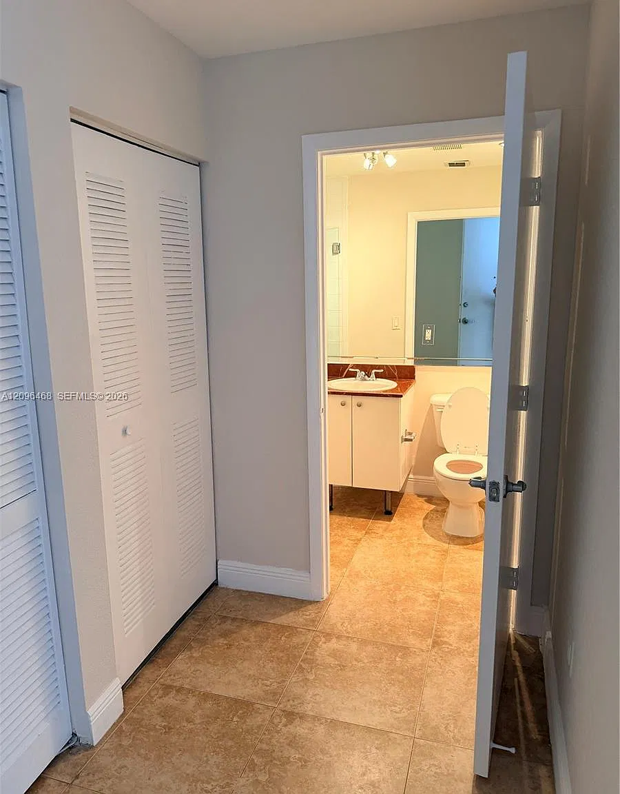 Studio, 960 sqft, $2,500 — Photo 2