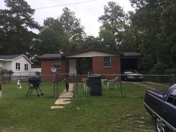 314 Hendon St, Spring Lake, NC 28390