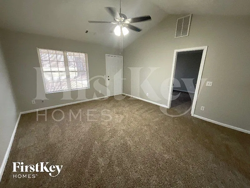 3 bed, 2.0 bath, 1025 sqft, $1,905 — Photo 3