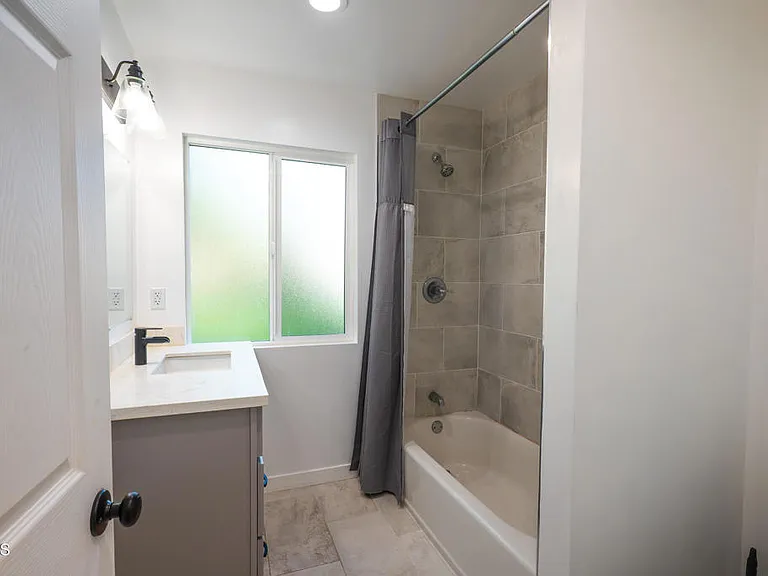270 E Penn St — Photo 14