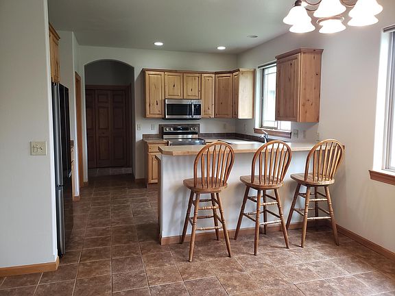 3rd image of 872A Longbow Ln