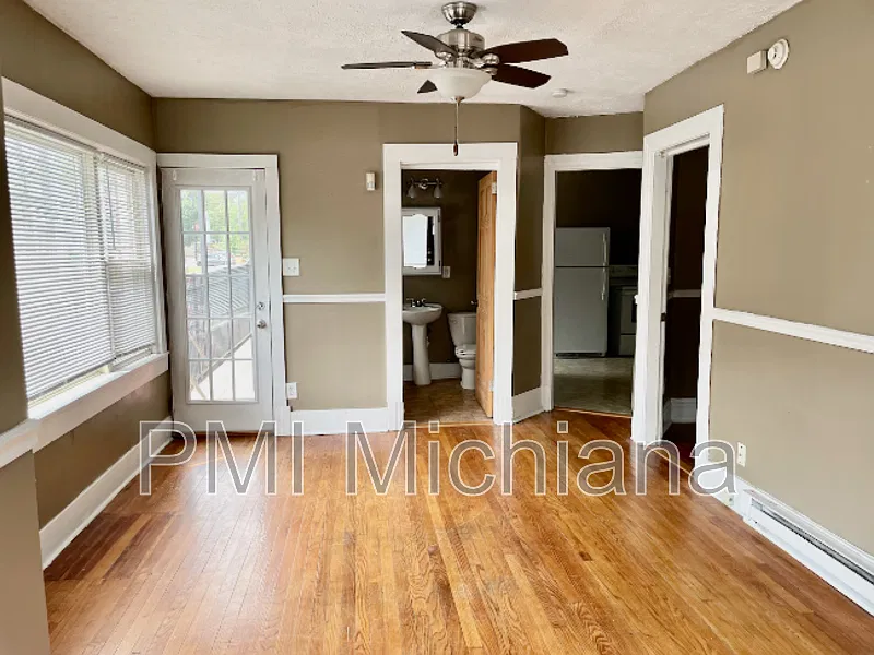 1 bed, 1.0 bath, $875 — Photo 2