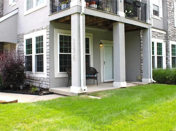 15930 S Skyview Ln, Olathe, KS 66062