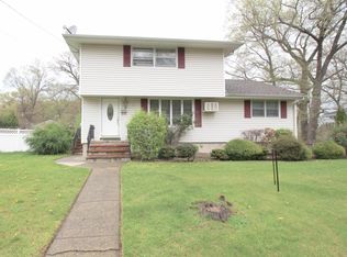 17 Forest Dr, Bloomingdale, NJ 07403